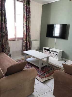 Una televisión, un reproductor de DVD