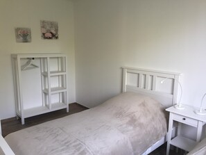 3 slaapkamers, een strijkplank/strijkijzer, reisbedje, gratis wifi