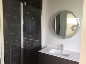 Badewanne, Haartrockner, Handtücher