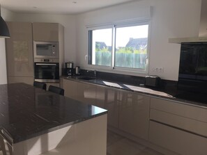 Køleskab, mikrobølgeovn, ovn, kogeplade