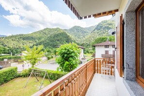 Property grounds - Casa Lucia Sun with garden only 100 mt. from the beach (Pieve di Ledro)