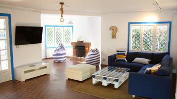 Una televisión, una chimenea