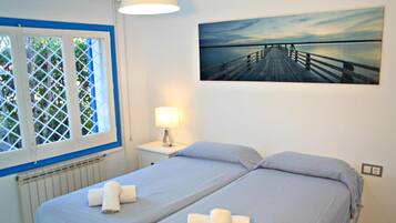 5 slaapkamers, een strijkplank/strijkijzer, reisbedje, wifi