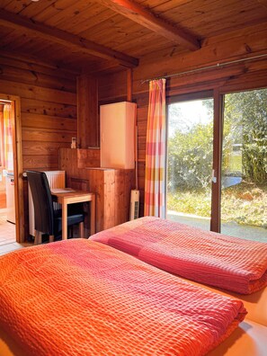 2 bedrooms, travel cot, free WiFi, bed sheets