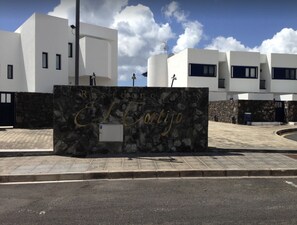 Un bâtiment moderne avec une façade en pierre et le nom « El Cortijo » affiché en évidence.