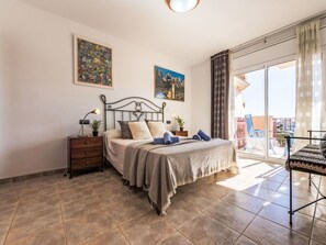2 bedrooms, travel crib, free WiFi