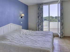 2 bedrooms, travel cot, WiFi, bed sheets