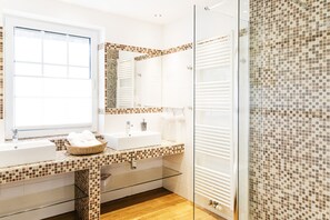 Badewanne, Haartrockner, Bidet, Handtücher