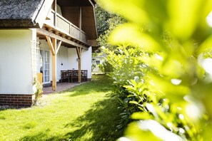 Terrace/patio - Detached 5-star country house under thatch * 200sqm living space * (Binz)