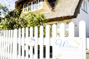 Exterior detail - Detached 5-star country house under thatch * 200sqm living space * (Binz)