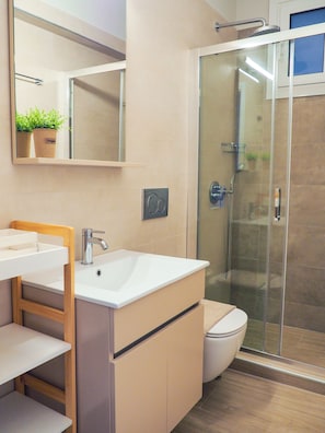 Combined shower/tub, hair dryer, towels, soap