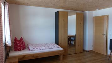 3 Schlafzimmer, Reisekinderbett, kostenloses WLAN, Bettwäsche
