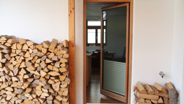 A doorway leading to a room with a wooden door and a glass panel. - Central holiday home in the countryside for families with and without pets (Murnau am Staffelsee)