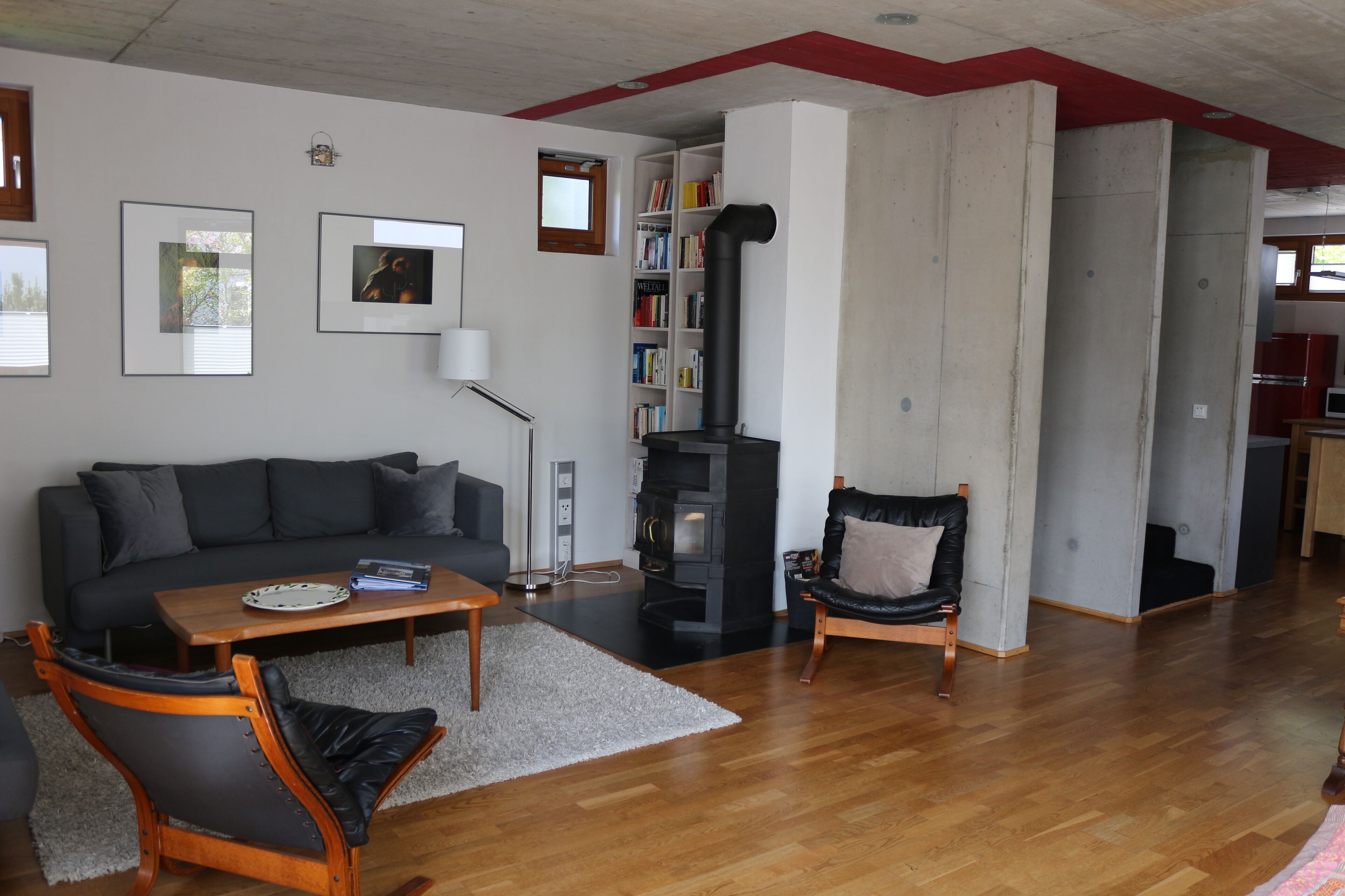 Fernseher, Kamin, DVD-Player, Kinderspielzeug