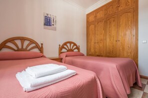 5 slaapkamers, een strijkplank/strijkijzer, wifi, beddengoed