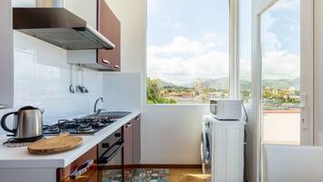 Jääkaappi, mikroaaltouuni, uuni, liesi