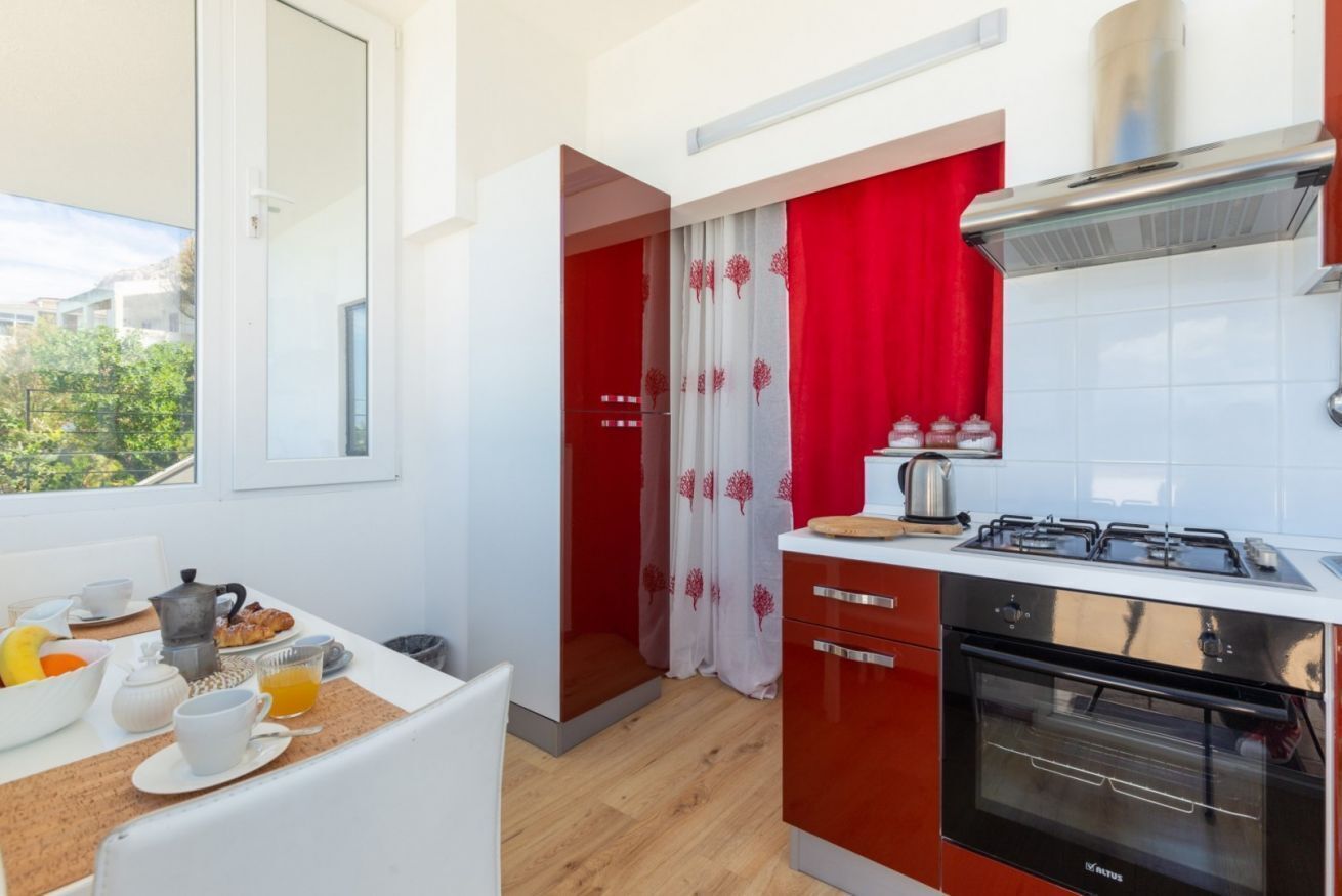 Frigorifero, microonde, forno, piano cottura