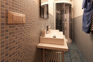 Dusche, Haartrockner, Handtücher