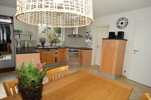 Réfrigérateur, micro-ondes, plaque de cuisson, lave-vaisselle