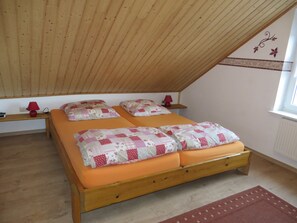 3 chambres, fer et planche à repasser, lit de bébé portatif