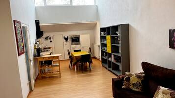 Fernseher, Bücher, Musikbibliothek, Stereoanlage