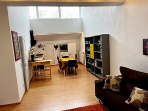 Televisión, libros, biblioteca musical y estéreo