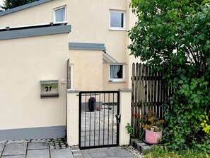 Property grounds - Spacious semi-detached house in the east of Munich, with a view of the Alps (Markt Schwaben)