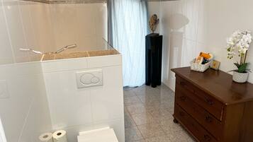 Badewanne, Haartrockner, Handtücher, Seife