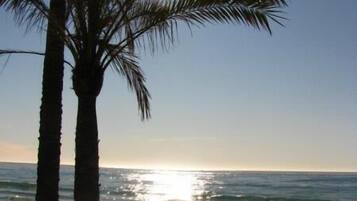 Beach nearby, sun-loungers, beach towels