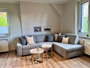 TV, toys, books, stereo - Stylish 2 rooms/kitchen/bathroom HVV connection from Hittfeld station: 15 min. to HH-Hbf. (Seevetal)