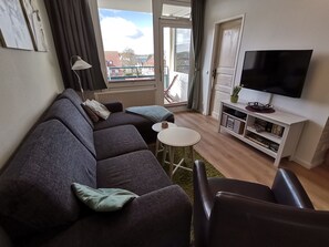 TV, DVD player, books, video library - 3-room apartment with fjord view right in the center, only 200 meters to the beach (Laboe)