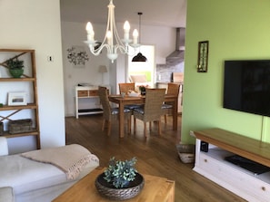 TV, DVD player, stereo - Morning sun - balcony, barbecue area, close to the Bodden, Baltic Sea 6km away, washing machine (Born)