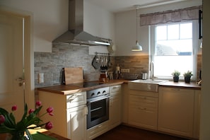 Fridge, microwave, oven, stovetop - Morning sun - balcony, barbecue area, close to the Bodden, Baltic Sea 6km away, washing machine (Born)