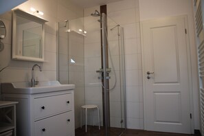 Shower, hair dryer - Morning sun - balcony, barbecue area, close to the Bodden, Baltic Sea 6km away, washing machine (Born)