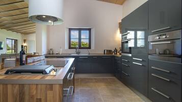 Een koelkast, een magnetron, een oven, een kookplaat