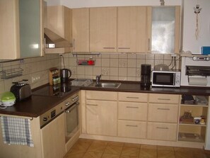 雪櫃、微波爐、焗爐、爐具