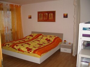 3 chambres, coffres-forts dans les chambres, bureau