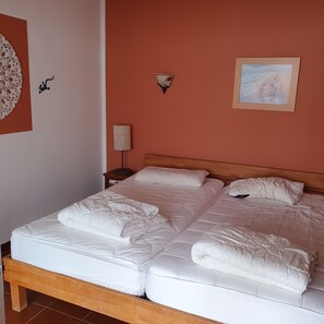 1 soveværelse, pengeskab på værelset, strygejern/strygebræt