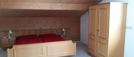 2 bedrooms, travel cot, WiFi, bed sheets