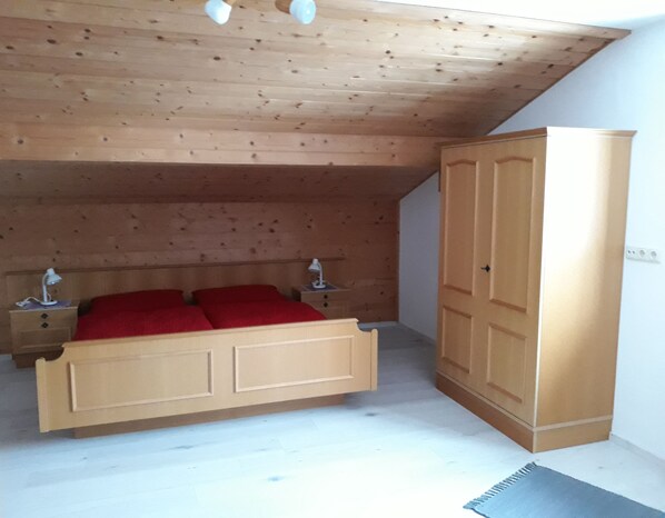 2 bedrooms, travel cot, WiFi, bed sheets