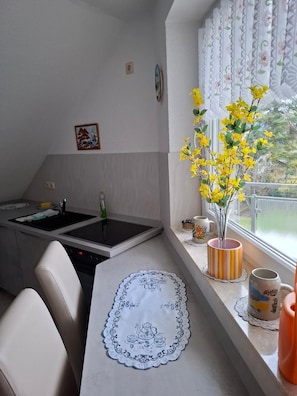 Kühlschrank, Mikrowelle, Ofen, Geschirrspüler