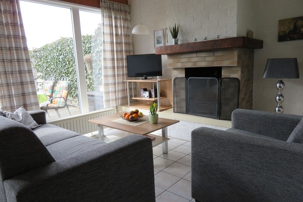 Wohnzimmer mit Blick in den Garten