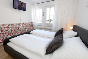 2 bedrooms, iron/ironing board, WiFi