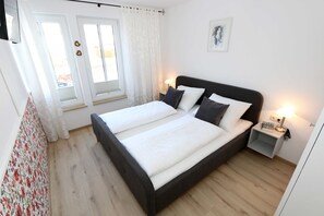 2 bedrooms, iron/ironing board, WiFi