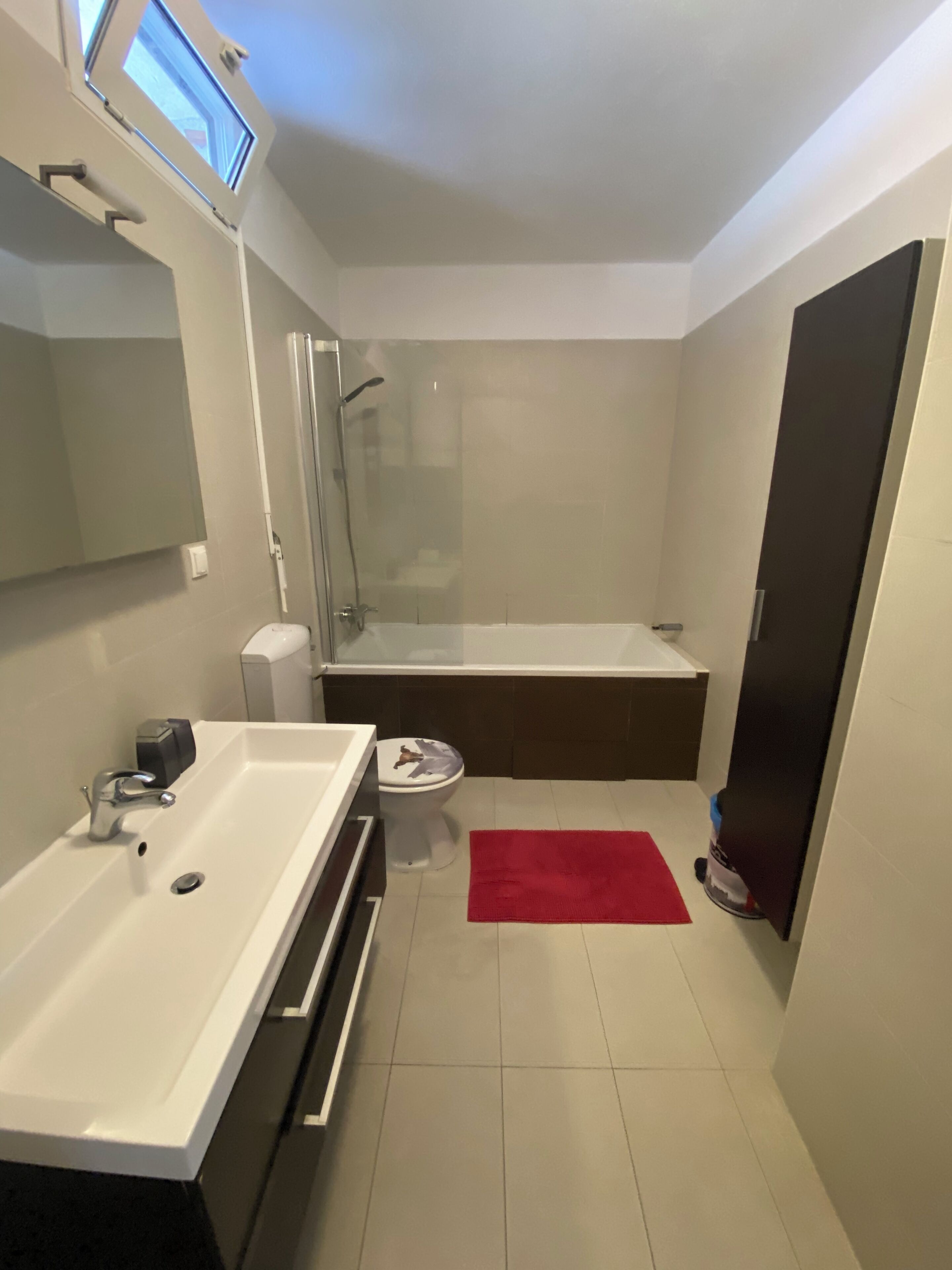 Badewanne, Haartrockner, Handtücher, Toilettenpapier