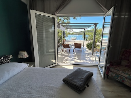 1 bedroom, iron/ironing board, WiFi, bed sheets. Holliday house Toma next to the sea