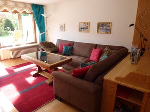 Fernseher, Bücher, Stereoanlage