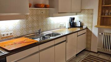 KĂŒhlschrank, Ofen, Herdplatte, Wasserkocher mit Kaffee-/Teezubehör