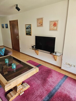 Télévision, livres, chaîne hi-fi