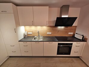 Fridge, oven, stovetop, dishwasher - Vacation home Gottschlicht near Rottach-Egern am Tegernsee, own parking lot, W-LAN (Rottach-Egern)